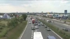 Na D1 hořel kamion, auta jezdí v jednom pruhu
