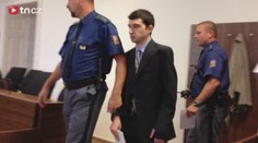 Vrah brutálně zamordoval dvojici spolubydlících. U soudu brečí a vzlyká