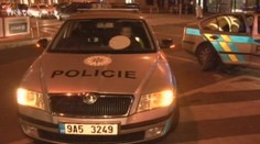 Mazda vjela v Praze do cesty policistům a skončila ve dveřích banky. Tři zranění