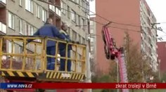 VIDEO: Vůz technických služeb zkratoval dráty trolejbusu