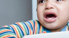 Matka zamkla syna (3) v autě a šla nakupovat: Plakal a dobýval se ven