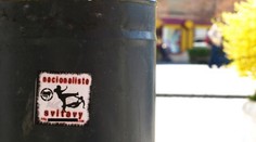 Nacionalistické nálepky zaplavily Svitavy