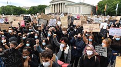 Protesty vypukly i v Německu, policie použila slzný plyn, málem i vodní děla