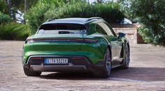 Brutální krádež. Zloději kvůli světlům doslova rozpárali luxusní porsche