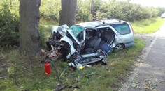 Tragédie na Kutnohorsku! Auto silný náraz do stromu zdemoloval, řidič nepřežil