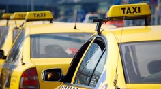 Dával taxikářům pistoli k hlavě a nůž na krk. Teď ho dopadli