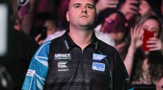 Obhájce titulu Rob Cross končí v prvním kole, Wright měl namále