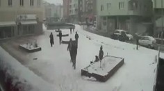 VIDEO: Obří kus chodníku se propadl za bílého dne!