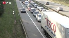 VIDEO: Piráti na D1 předjíždějí kolonu pruhem pro záchranáře
