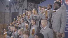 Tradiční oblek a spoustu piva. Hráči Bayernu si užili focení, Kane chyběl