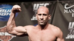 Bude mi chybět každý den. Exšampion UFC vzpomíná na psa, který ho zachránil
