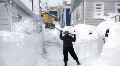 V Evropě chybí sníh, v Kanadě padaly rekordy. Pod závějemi mizela i auta