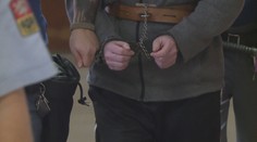 Muž šel na policisty s nožem, pak po nich hodil sekeru! Útok vykryli