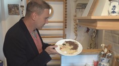 Čech vytváří portréty z palačinek. Za pár minut usmažil i reportéra TV Nova