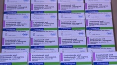 Drahé léky na covid leží ve skladech, nemocnice se bojí obřích ztrát