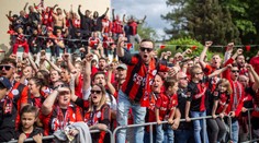 Fanoušci Leverkusenu zaplavili stadion a ulice. Alonso byl zlitý pivem