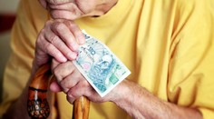 Vláda nečekaně mění plán: Důchodový věk na 65 letech zatím nezastropuje