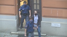 Holčička zemřela po pádu z okna! Podle obžaloby ji vyhodil otec