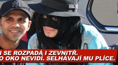 Jackson coby Zorro transvestita. Rozpadá se zevnitř