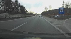 Řidič jel na čtyřproudovce v protisměru. V autě vezl malou dcerku