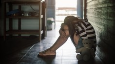 Rodiče měli málem vyhladovět 7letou dívku. Skončila v kritickém stavu v nemocnici
