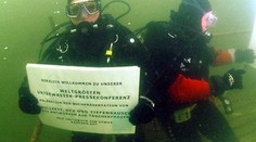 Potápěči kontrolovali stěnu zatopeného lomu