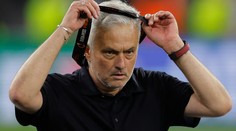 Mourinho po porážce běsnil. Medaili zahodil do publika a pak nadával sudímu