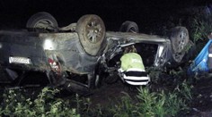 Tři nehody, dva mrtví. Ford ve stromě a vrtulník v akci