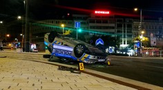 Policisté při honičce skončili na střeše! Motorkář jim ujel