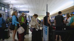 Další trik migrantů! S falešnými doklady se míchají mezi turisty