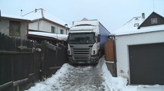 Kamion zůstal zaklíněný v domě! Řidiče prý zradila navigace