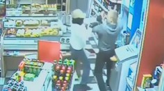 VIDEO: Prodavač vypráskal lupiče, nakonec ho utěšoval