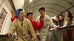 Lidé V PYŽAMECH zaplavili METRO a VÁCLAVSKÉ NÁMĚSTÍ!