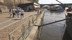 Náplavka se proměnila v párty. Muž spadl do Vltavy, opilá dívka se zranila