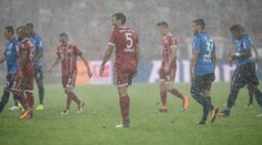 Bayern jako z cukru: Fotbalisté utíkali ze hřiště před deštěm