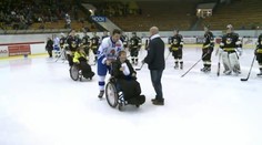 HOKEJOVÝ PRALES: V Táboře se házely na led DÁRKY, obdarováni byli i vozíčkáři