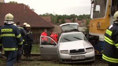 Vlak smetl automobil. Jeden mrtvý