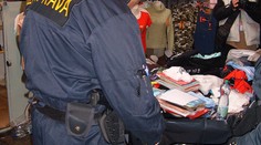Vietnamci PADĚLALI OBLEČENÍ ve SKLEPNÍ DÍLNĚ! Celníci našli FALEŠNÝ textil za 6 MILIONŮ!