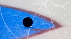 Nechutnost v českém juniorském hokeji. Hráč napálil soupeře hokejkou do hlavy
