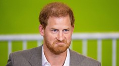 Princ Harry už letí zpátky domů. Nemocný král na něj neměl náladu