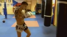 Mistři thaiboxu chodí po Praze a bezdůvodně mlátí náhodné oběti