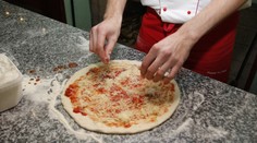 Nejdražší pizza na světě: "v ceně" policejní razie