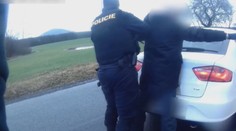 Se zbraní v ruce vyloupil poštu. Policie objasnila případ z prosince