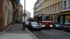 Na Vinohradech se zřítilo schodiště domu. Zabilo dělníka