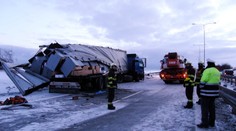 Kamion nevybral zatáčku, sroloval šedesát metrů svodidel