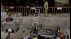 Žena spadla s autem ze třetího patra