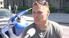 Skútraři zablokovali ministerstvo dopravy
