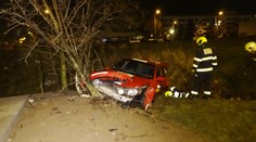 Řidič dojel a napálil auto před sebou, poslal ho do strouhy