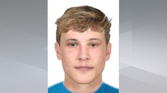 Mladík se měl obnažovat před dívkami, jednu i osahávat. Hledá ho policie