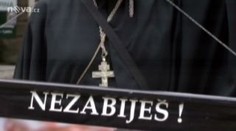 Kněz brojí proti potratům. Přímo před porodnicí